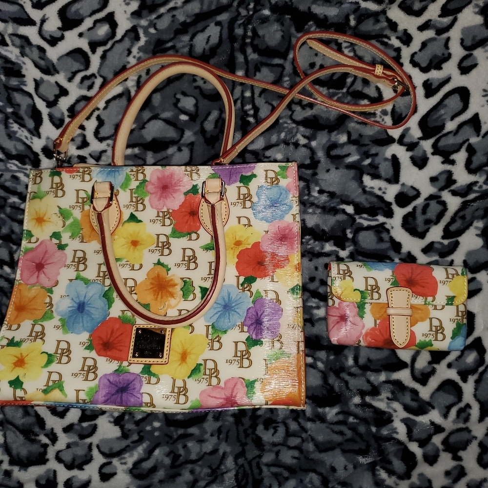 Genuine Dooney & Bourke Ladies Floral Purse with matching Jewelry Bag/Makeup bag